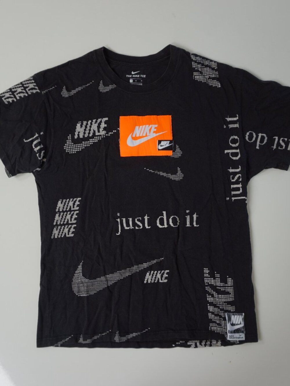 Nike Logo Orange Streetwear Short Sleeve All Over Print Tee Mens Size M